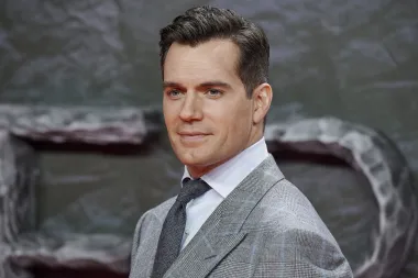 Henry Cavill je danas znan kao megapopularni &quot;The Witcher&quot;, kao i &quot;Superman&quot;, no dugo se ovaj Britanac borio za to da ga javnost i struka uoče. Naime, Henry je prije svoje velike uloge u seriji „Tudori“ bio tek mala riba u velikom moru. Nikako se nije mogao probiti na scenu, a casting agenti su mu neprestano govorili da mu nedostaje „ono nešto posebno“. Pojavio se tako početkom 2000-ih u filmovima „Laguna“ i „Grof Monte Cristo“, ali je ostao potpuno nezamijećen. Radio je kao model, a cijelo vrijeme je zapravo sanjao o filmskim ulogama. Stanje je bilo toliko loše da je odlučio priključiti se vojsci i jednostavno zaboraviti na svijet glume, no u zadnji čas je uspio dobiti ulogu kojoj se nije ni nadao – onu u seksi povijesnoj seriji „Tudori“ u kojoj je glumio vojvodu od Suffolka. Odmah je oduševio javnost, a posebnu je popularnost stekao među obožavateljicama. Ta mu je uloga omogućila proboj na svjetsku glumačku scenu te ga dovela do statusa koji ima danas – onog holivudskog A-listera. 