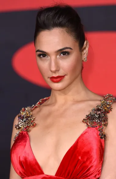 Gal Gadot je u svijet show businessa ušla kao Miss Izraela i manekenka, no oduvijek je sanjala o Hollywoodu, a ne o šetnji modnim pistama. Pa ipak, u početku njezine karijere dobivala je stalne odbijenice na glumačkim audicijama te je u jednoj godini čak preko 100 puta bila odbijena za neku ulogu. Zbog toga je odlučila vratiti se u Izrael i prestati ganjati snove o šetnji holivudskim crvenim tepisima. Glumica je sama priznala kako je bila na pragu odustajanja, no onda je dobila ulogu „Wonder Woman“ koja joj je promijenila život i pretvorila ju u jednu od najplaćenijih glumica svijeta. Taj je film prvi puta svjetlo dana ugledao 2017., a od tada do danas Gal je postala jedna od najtraženijih žena u svijetu filma. Svi žele da im ona glumi u filmova, kao i da bude zaštitno lice modnih brendova. Neprestano se nalazi na listama najzgodnijih, najplaćenijih i najtraženijih glumica 21. stoljeća, pa se čini kako se neodustajanje od snova za nju ipak isplatilo. 