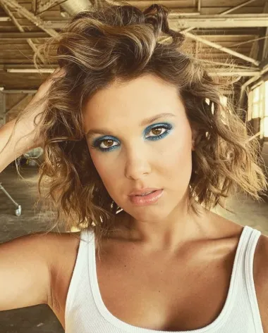 Millie Bobby Brown je nedavno napunila 18 godina, a svi znamo da je već godinama megazvijezda, pa se može činiti kako ona zbog svog ranog uspjeha ne spada na ovu listu no to zapravo nije tako. Naime, Millie je počela glumiti u dobi od samo tri godine, a prvo je bila malena glumica u reklamama i video spotovima. Iako nije pohađala nikakve sate glume za djecu bilo je jako očito kako je iznimno talentirana. Njezini su se roditelji zbog njezine budućnosti preselili iz Engleske na Floridu ne bi li malena Millie imala više šansi za uspjeh. No, njezin uspjeh nije bio brz, a nije se činio ni kao da će biti izgledan. Iako nije došla ni do teen godina, Millie je već bila spremna odustati od svojih snova te se usmjeriti na formalno obrazovanje. Taman kada je upisala novu školu ponuđena joj je uloga u sada već legendarnoj seriji „The Stranger Things“. Njezina izveda glavne heroine serije pretvorila ju je u megazvijezdu, a dobila je i nagradu Emmy u dobi od samo 13 godina! 