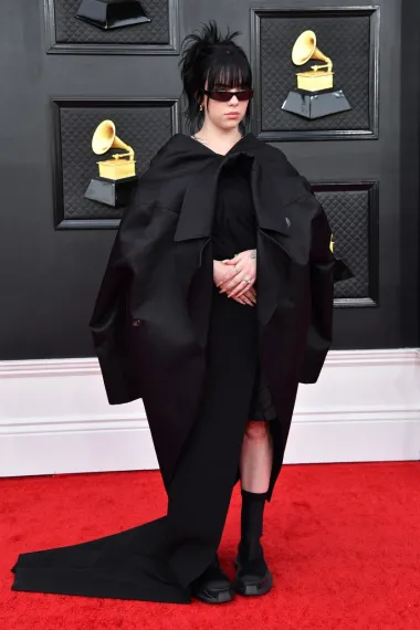 Billie Eilish također se odlučila za jednostavnu crnu modnu kombinaciju s potpisom Rick Owensa, ali je zbog svog izbora došla na listu najgore odjevenih. Oversized haljina s chunky čizmama uz dodatak sunčanih naočala izgledaju kao da se htjela sakriti na crvenom tepihu. 