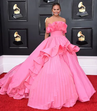 Chrissy Teigen, supruga Johna Legenda, odlučila se za potpuno romantičnu haljinu koju bi sigurno odjenula i Emily u Parisu. Nicole + Felicia Couture haljina u trendi ružičastoj boji ima puno slojeva, a i vrlo raskošan gornji dio zbog čega je Chrissy izgledala kao princeza. 