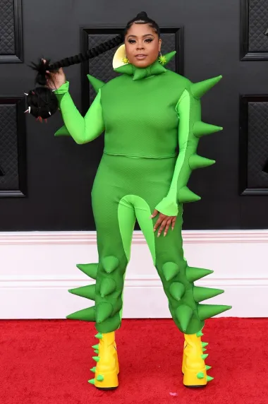 Pjevačica Tayla Parx odlučila se za outfit koji bi najviše razveselio djecu na nekoj rođendanskoj zabavi. Doslovno je izgledala poput dinosaura u zeleno-žutom kostimu sa šiljcima na rukama, nogama i vratu. 