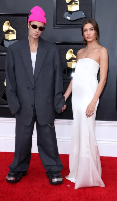Justin Bieber odlučio se za (pre)ležernu kombinaciju i zbog toga je došao na liste najgore odjevnih. Crvenim tepihom prošetao se u društvu svoje supruge Hailey Rhode Baldwin, u prevelikom odijelu modne kuće Balenciaga. Važan detalj u njegovom outfitu bila je pletena ružičasta kapa, ali ipak nije uspio oduševiti modne znalce. Hailey Bieber odlučila se za jednostavnu bijelu haljinu Saint Laurent s kojom je teško pogriješiti, a sve je podsjetila na Carolyn Bessette. 