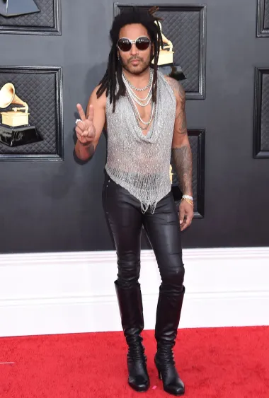 Lenny Kravitz izgledao je nevjerojatno dobro i pokazao da muškarac može nositi čizme s visokim potpeticama i srebrnim prslukom, a opet izgledati vrlo muževno. 