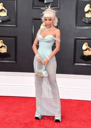 Dobitnica Grammyja nosila je divnu morsko-zelenu haljinu Atelier Versace s prozirnom suknjom i definitivno je jedan od najboljih lookova večeri. Uz Coperni torbicu i  Samer Halimeh naušnice, ogrlicu i narukvicu, njezin look je definitivno top. 