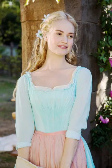
Lily Chloe Ninette Thomson, koju svijet zna kao Lily James, engleska je glumica rođena 5. travnja 1989. u obitelji glazbenika i glumice, dakle – zabavljača. Od malena je slatka plavokosa Lily bila izložena svijetu show businessa i svjetlima pozornica, pa nas ne čudi da je i sama stasala u vrhunsku glumicu. Njezin glumački put startao je rano, kada je još bila djevojčica koja je glumila u školskim predstavama, a nastavio se i na studiju glume u Londonu. Iako za vrijeme studija još nije bila poznata cijelom svijetu, nastupala je u brojnim kazališnim produkcijma te radila kao model, a uskoro su njezino lice zamijetili i holivudski casting agenti – koji su joj ponudili posao koji će joj promijeniti život. 