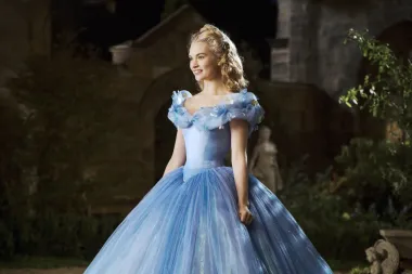 Nakon niza izleta u televizijske vode, brojnih manekenskih angažmana i odglumljenih predstava, Lily su prišli holivudski producenti novog Disneyjevog igranog spektakla – „Pepeljuge“. Naime, slatko i lijepo lice ove glumice, njezin zaigran osmijeh i vitak stas impresionirali su casting agente koji su joj ponudili ulogu slavne princeze u novom igranom remakeu dobro nam poznatog Disney crtića iz 1950-ih. Naravno, Lily je prihvatila ulogu te je tako 2015. film „Pepeljuga“ ugledao svjetlo dana te postao megahit preko noći, a Lily holivudska zvijezda i mlada nada. I dan danas, sedam godina nakon premijere filma, mnogi Lily prvenstveno povezuju s njezinim likom u toj bajci, a u kojoj se ona na filmu pojavljuje odjevena u prekrasnu, iznimno raskošnu balsku haljinu plave boje. Ta ju haljina nije učinila samo lijepom, već joj je donijela i dodatnu medijsku pažnju. Naime, Lily je priznala kako u korzetu nije mogla disati te da se jedva kretala pod slojevima tila i svile, što je izazvalo zgražanje javnosti. Cijela pompa oko filma i haljine proslavila je Lily diljem svijeta. 