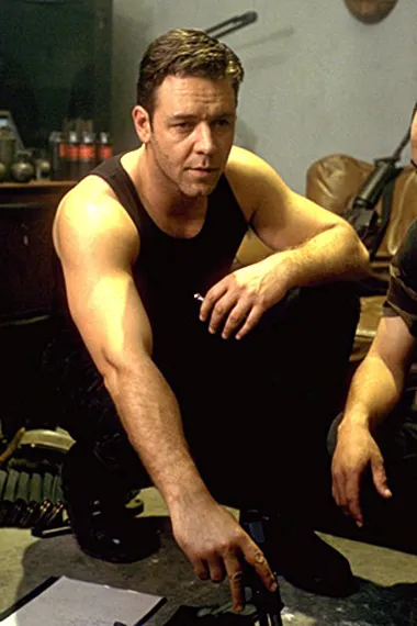 Kada ga je krenulo, stvarno ga je krenulo. Russell je preko noći postao velika zvijezda te počeo redati kino hitove, a danas popis njegove filmografije doista djeluje jako impresivno. Glumio je tako u dramama &quot;A Beautiful Mind&quot; i &quot;Master and Commander: The Far Side of the World &quot;, a postao je i moderna verzija Robina Hooda. Gledali smo ga u mjuziklima, akcijskim filmovima, krimićima i dramama, a čak se nekoliko puta okušao i u romantičnim komedijama, čime je nepobitno dokazao kako se može transformirati u bilo koji lik, za bilo koju filmsku ulogu. Zapravo, upravo je po svojim ekstremnim fizičkim transformacijama i postao jako dobro poznat. Naime, tijekom bogate karijere Crowe je često šokirao obožavatelje svojom pojavom, a za uloge je nerijetko gubio i dobivao na kilaži. Nekad s bradom, a nekad i bez nje, obožavatelji nikada nisu znali kakav će se pojaviti u sljedećem filmu. 