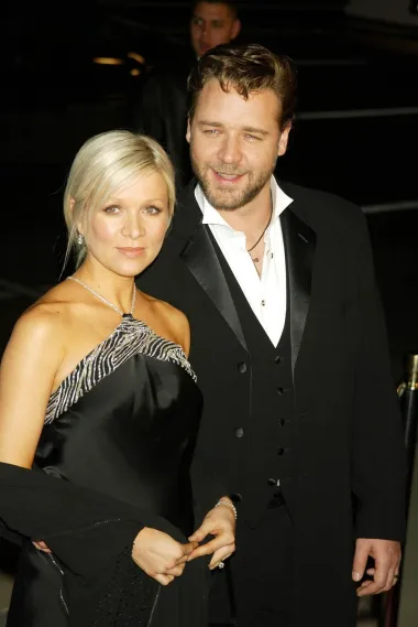 Od početka svoje karijere Russell je bio na glasu kao veliki zavodnik i šarmer. S australskom pjevačicom Danielle Spencer upoznao se 1989. godine, a par je često prekidao i mirio se. Šuškalo se i da ljubi kolegicu Meg Ryan, no na kraju se vjenčao za svoju dugogodišnju ljubav Danielle. Pred oltar su stali 2003. godine, a u braku su dobili dva sina. Rastali su se 2018. godine, a Crowe je danas u vezi s 26 godina mlađom Britney Theriot s kojom je započeo romansu 2020. godine. Par se većinom skriva od očiju javnosti, no papaprazzi su ih uspjeli nekoliko puta fotografirati na zajedničkim ljetovanjima, pa su glasine o njihovoj vezi na taj način i potvrđene. 