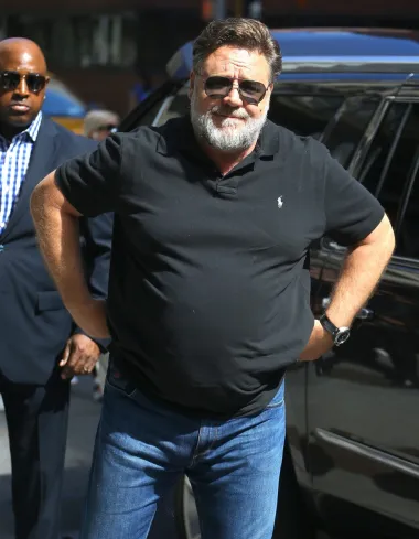 Iako ga ponajviše pamtimo kao isklesanog frajera, danas je Russell daleko od pločica na trbušnjacima. Iako je nakupio poveći broj kilograma te pustio dugu bradu, zbog koje ga mnogi ne bi ni prepoznali, ovaj vječni šarmer uopće se ne zamara zlobnim komentarima na račun izgleda. Djeluje sretno i zadovoljno u životu, snima projekte koje želi, a okušao se i u ulozi producenta. Na pragu ulaska u 7. desetljeće života izgleda mirnije i zadovoljnije no ikad prije, pa zašto bi mu onda smetao malo poveći trbuščić?