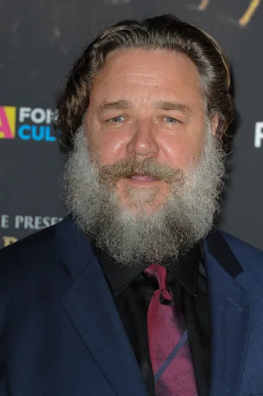 Kako god izgledao i kakve god uloge glumio, tukao se on s paparazzima ili ne, nama je Russell Crowe uvijek jako drag. Volimo ga vidjeti na filmskom platnu jer nam to jamči da je scenarij zasigurno kvalitetan, a glumačka postava jaka, a osim toga nam je simpatično i promatrati sve njegove karakterne i fizičke transformacije. Tko zna, možda sada izgleda kao malo mlađa verzija Djeda Mraza no za par godina nas možda iznenadi i ponovno se &quot;utegne&quot; do forme rimskog ratnika? Kad je ovaj glumac u pitanju, ništa nas ne bi čudilo. 