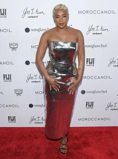 Američka komičarka Tiffany Haddish briljirala je odabirom korzet - disco haljine koju potpisuje Brandon Maxwell i koja sjajno pristaje njezinom vedrom karakteru. Odličan izbor, Tiffany!
 