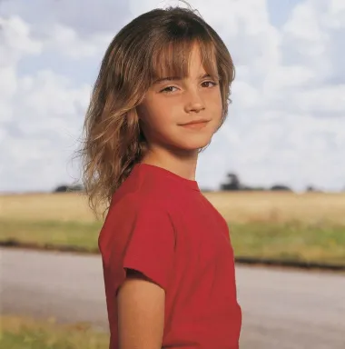 Emma Charlotte Watson danas je znana kao britanska glumica koja je obilježila generacije svojim likom Hermione Granger, no jesi li znala da je ona zapravo rođena u Parizu, u Francuskoj? Naime, Emmina majka je Francuskinja, dok joj je otac britanski odvjetnik. Malena Emma živjela je u Parizu sve do dobi kada je krenula u osnovnu školu, pa su joj tako materinji jezici i francuski i engleski. Ambiociozna od najmanje dobi, Emma je već sa šest godina odlučila da će postati filmska glumica – i krenula je u pohod da ostvari svoje snove! Dok su se druga djeca igrala po pješčanicima, ona je odlazila na dramske lekcije i grupe, glumima u lokalnim kazalištima te do 9. godine života stekla bogato glumačko iskustvo. Vježbala je tako pjevanje, glumu i ples, a u školi je bila čista odlikašica – baš kao i njezin lik Hermione u filmovima o Harry Potteru koji su malenoj Emmi već u dječjoj dobi promijenili život. 