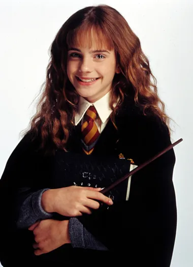 Kako su knjige o „Harry Potteru“ već bile ogromna senzacija kada su krenule audicije za snimanje prvog filma 1999., Emma je odmah svojim roditeljima samouvjereno priopćila kako će upravo ona biti Hermiona. Zapravo, bila je toliko sigurna u to da je svima u svojoj školi to i rekla, a njezini su se roditelji jako zabrinuli što će se dogoditi ukoliko njihova kćer zapravo i ne dobije toliko željenu ulogu. Ipak, to se nije dogodilo, jer je Emma nakon osam rundi audicija, brojnih testiranja i provjera uspjela postati Hermiona Granger, najbolja učenica i prijateljica čarobnjaka Harry Pottera, a bez koje škola čarobnjaštva Hogwarts ne bi bila ista! Od tada do danas je postala svjetski poznata, ali angažman u svih osam filmova o Harryju Potteru nije ju spriječio da završi školu i paralelno prihvati još neke filmske angažmane. U međuvremenu je postala odlična prijateljica s Danielom Radliffeom i Rupertom Grintom, a koji su utjelovili lik Harryja i lik Rona u slavnoj franšizi. Djetinjstvo je Emma tako provela na svjetskim filmskim setovima, do 15. godine zaradila preko 50 milijuna funti, a uz sve to i dalje je ostala povučena i skromna djevojčica koja se prije svega željela nastaviti usavršavati i obrazovati u svakom smislu. Njezin je lik Hermione obilježio generacije koje su odrastale na knjigama i filmovima o Harry Potteru, a danas su taj fiktivan lik i Emma kao glumica posve isprepleteni u našim očima – kao jedna osoba. 
