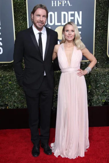 Glumački par Dax Shepard i Kristen Bell prvi je puta prekinuo nakon samo tri mjeseca veze, kada je Bell znala da je zaljubljena, no Shepard nije bio siguran jer se i dalje viđao s drugima. Ipak, ljubav je pobijedila, a njih dvoje su od 2013. u sretnom braku i danas imaju dvoje djece - Lincolna i Deltu.