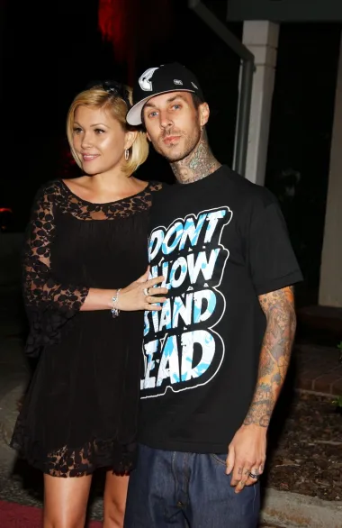 Iako u posljednje vrijeme puni medijske stupce zbog veze s Kourtney Kardashian s kojom se nedavno vjenčao u Vegasu, bubnjar benda Blink-182 Travis Barker dvaput se oženio svojom bivšom suprugom, bivšom Miss SAD-a Shannom Moakler. Prvi su put imali gotičko vjenčanje u 2004., a zbog njihovog reality showa &quot;Meet The Barkers&quot; su se 2006. razdvojili, da bi se ponovno oženili 2008., nakon što je Barker preživio kobnu avionsku nesreću. 