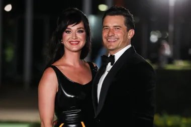 Katy Perry i Orlando Bloom upoznali su se na after-partyju Zlatnih globusa 2016. i odmah se zaljubili. Nakon godinu dana veze, prekinuli su na nekoliko mjeseci, ali su se kasnije pomirili. Bloom je zaprosio Perry na Valentinovo 2019., a u kolovozu 2020. dobili su prvu kćer kojoj su dali ime Daisy Dove.