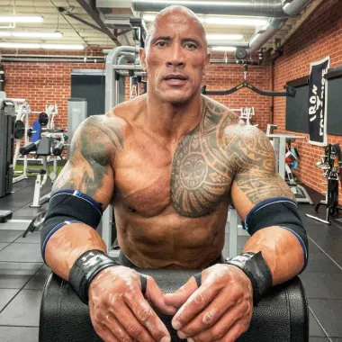 
Dwayne Johnson, iliti poznatiji kao &quot;The Rock&quot;, je jedan od najplaćenijih holivudskih glumaca današnjice, a prepoznatljiv je prvenstveno zbog svog izgleda. Beskrajno mišićav i iznimno visok, utjelovljenje je macho muškarca. No, iako njegova vanjština to ne odaje na prvu, znamo i da se radi o nježnom divu koji je u privatnom životu požrtvovni otac i suprug te svaki slobodan trenutak provodi sa svoje troje djece. Ipak, unatoč natrpanom poslovnom i obiteljskom rasporedu Dwayne itekako pronalazi vrijeme u danu za vježbanje - svoju veliku ljubav zbog koje se može i pohvaliti izgledom poluboga. 