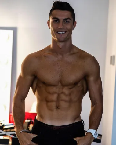 Najbolji nogometaš svijeta, Cristiano Ronaldo, oličenje je sportaša koji živi besprijekorno zdravo - a to se odražava i na njegovom tijelu. Naime, ovaj 37-godišnji Portugalac ne konzumira alkohol, kofein niti rafinirani šećer u bilo kojoj formi, a dnevno pomno prati unos kalorija i pazi da stalno uzima dovoljno proteina kako bi njegovo tijelo moglo izdržati silne fizičke napore kojima je izloženo. Cristiano je naime još uvijek aktivan u svijetu nogometa te svakodnevno trenira po najmanje 6 sati, a to se itekako odražava i na njegovom tijelu. Pogledaj samo te savršeno definirane pločice.