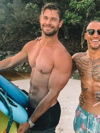 38-godišnji Australac Chris Hemsworth bio je i ostao ljubitelj surfanja, vježbanja i plaža. Ovaj &quot;zlatni dečko&quot; Hollywooda od početka svoje karijere oduševljava svojom ljubavnom pričom sa suprugom Elsom Pataky s kojom ima i troje djece, ali i svojim tijelom kojem jednostavno ne možemo pronaći niti jednu manu. Chris je priznao kako je ovisan o vježbanju te da obožava odlaske u teretanu jer mu smiruju um i oslobađaju ga od stresa. Nama je pak drago da se tako rado vraća spravama za vježbanje jer bismo bez njih bile uskraćene za ovakve seksi prizore. 