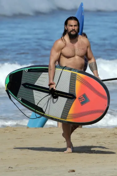 Ovaj havajski zavodnik od 42 godine zavodi žene diljem svijeta od kasnih 1990-ih pa sve do danas. Otkad se pojavio u seriji &quot;Baywatch&quot; pa sve do &quot;Aquamana&quot;, Jason je oduvijek imao prepoznatljiv mišićavi, savršeno definirani look seksi frajera s plaže. Kao dijete je želio biti biolog koji će se baviti istraživanjem mora i morskih životinja, no upravo zahvaljujući njegovom seksi izgledu uočili su ga casting agenti te ga odveli u Hollywood. Definitivno nam nije žao da je tako ispalo, jer bi inače ovo savršeno oblikovano muško tijelo ostalo skriveno ostatku svijeta. 