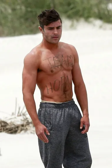 Nekoć klinac s Disney Channela, a danas ovaj zavodnik s plaža. Zac Efron je prošao dalek put od slatkog školarca plavih očiju i nisko spuštenih šiškica do ovog frajera sa slike, a koji oduševljava izgledom obožavateljice diljem planete. Danas 34-godišnji Zac na sceni je gotovo 20 godina, a tijekom ta dva desetljeća svjedočile smo radikalnim promjenama njegova izgleda. Moramo priznati kako nam je ova aktualna faza najdraža. Zac izgleda seksi, fit i zrelo, a to je kombinacija koja bi se svidjela većini žena. 
