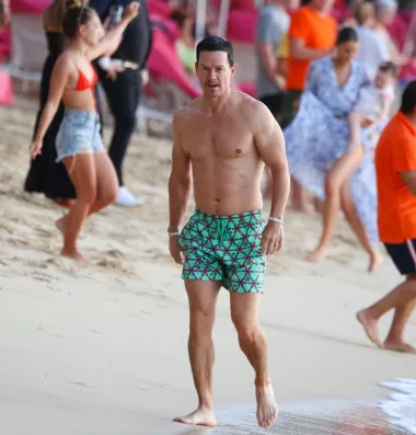Mark Wahlberg je 50-godišnjak koji se može pohvaliti s dugom i vrlo uspješnom karijerom. Dobitnik je dva Oscara, ali i mnogih drugih nagrada, a uz poslovne uspjehe i projekte odlično balansira i svoj privatan život. Naime, oženjen je od 2009. za Rheu Durham s kojom je dobio i četvero djece. Osim toga, Mark odlično izgleda za svoje godine. Redoviti odlasci u teretanu i mnoge uloge koje su od njega tražile da bude u tip-top formi zagarantirali su mu izgled seksi frajera - čak i u šestom desetljeću života!
