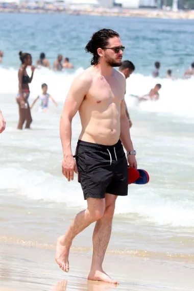 Britanski glumac Kit Harington zaludio je svijet svojom pojavom u seriji &quot;Igra prijestolja&quot; u kojoj je glumio Jona Snowa, kapetana Noćne straže. Iako je ta serija sada već stvar povijesti, Kit i dalje uživa status velike holivudske zvijezde i seksi frajera za kojim uzdišu mnoge obožavateljice. Ipak, moramo reći kako on već dugo nije &quot;na tržištu&quot; i to zato jer je oženjen kolegicom glumicom Rose Leslie s kojom ima i dijete.