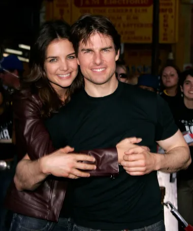 Nakon raspada braka s Nicole Kidman i prekida veze s Penelope Cruz, Tom Cruise zaljubio se 2005. u mladu i slatku Katie Holmes. Par je odmah obznanio svoju romansu javnosti, a nakon samo četiri mjeseca veze začeli su i svoju kćer, Suri Cruise. Nakon što je postalo jasno da je Katie trudna su se i zaručili te vjenčali 2006. godine u talijanskom dvorcu. Ipak, svemu je došao kraj kada su se razveli 2012. godine zbog Tomove opčinjenosti scijentologijom. 
