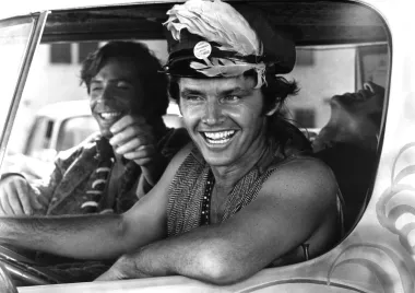 Legendarni američki glumac Jack Nicholson na sceni je već više od 60 godina, a tijekom karijere najpoznatiji je postao po ulogama zlobnika i antijunaka. Bio je nominiran za nagradu Oscar čak 12 puta, što mu je donijelo i titulu glumca s najviše nominacija u povijesti Hollywooda. Također je i jedini glumac koji je još od 60-ih godina svakoga desetljeća dobio barem jednu nominaciju za tu prestižnu nagradu. Povodom njegova 85. rođendana prisjetile smo se nekih od značajnijih trenutaka u njegovu životu, a započet ćemo od početka - u njegovom djetinjstvu. Punim imenom John Joseph Nicholson glumac je rođen u New Yorku, no odrastao je u gradu Neptuneu. Razlog tome da je rođen daleko od svoje obitelji bile su okolnosti u tom trenutku. Njegova majka June bila je tinejdžerica te je njihova obitelj htjela njegovo rođenje držati u tajnosti. Iako se isprva nije znalo tko mu je otac, kasnije je glazbenik Don Furcillo priznao da je u to vrijeme spavao s June. Kako bi zaštitila ugled obitelji, June je rodila u drugom gradu, a njezina majka Ethel odgojila je Jacka kao svog sina. Nicholson je odrastao uvjeren da mu je baka zapravo majka, a za majku je dugo vjerovao da mu je sestra. Pravu istinu o svojoj obitelji saznao je tek kada je imao 37 godina te je već bio slavan. Činjenice je otkrio časopis Time dok je njihov novinar radio veliku priču o popularnom glumcu. June i Ethel u tom su trenutku već bile mrtve. Bizarno, zar ne?