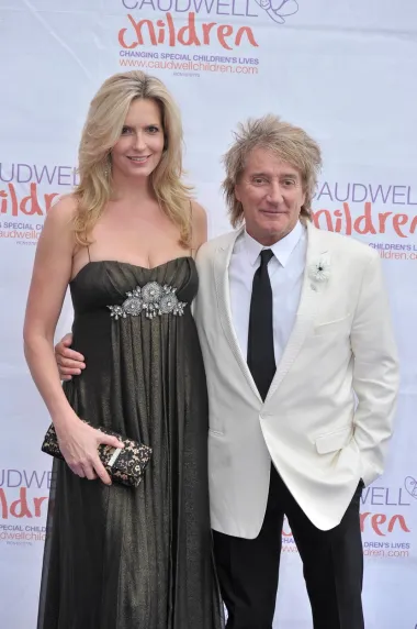 Rod Stewart, legenda glazbene scene 20. stoljeća i veliki rocker u duši, 2007. se vjenčao s 185 centimetara visokom Penny Lancaster, modelom, glumicom i TV voditeljicom najpoznatijom u Velikoj Britaniji. Kako je Rod visok 178 centimetara, Penny je znatno viša od njega, a kada obuje i štikle ta razlika dodatno dolazi do izražaja. Par je zapravo zajedno još od 1999., ali su se vjenčali tek 2007., nakon što se finalizirao Rodov razvod od bivše supruge. Zajedno imaju i dvoje djece, a sve se činilo idiličnim sve do nedavno - kada su javnost šokirali najavom svog prekida. 