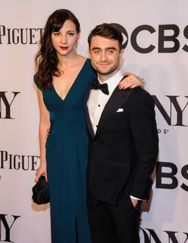 Daniel Radcliffe, mnogima poznatiji i kao Harry Potter, visok je samo 165 centimetara, a sam je priznao kako je zbog toga što je nizak vrlo dugo patio i imao problema sa samopouzdanjem. Tako je u jednom intervjuu otkrio kako se sam sebe znao bodriti u ogledalo govorivši si &quot;što te briga za visinu, ti si Harry Potter, ti možeš sve što poželiš&quot;. Na kraju je tako uspio osvojiti i pet centimetara višu glumicu Erin Drake s kojom je u vezi od 2012. do danas. Iako je ona podosta viša od Daniela, te voli nositi štikle, ovaj par njihova razlika u visini nikada nije smetala. Upravo suprotno, više puta su rekli kako su jedno u drugome pronašli srodnu dušu.