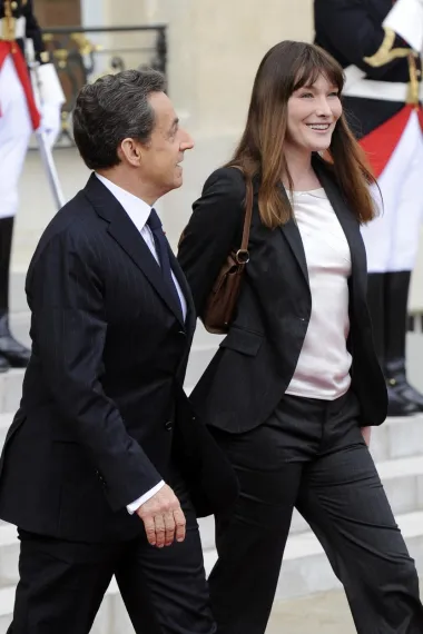 Bivša Prva dama francuske, manekenka i glazbenica Carla Bruni visoka je 175 centimetara te se tako može pohvaliti pravom manekenskom visinom. S druge pak strane, njezin suprug i bivši predsjednik Francuske, Nicolas Sarkozy visok je tek 166 centimetara i tako je jedan od najnižih frajera na ovoj našoj listi. Pa ipak, unatoč visini koja za jednog muškarca svakako nije impresivna, Sarkozy je veliki karizmatik. Samouvjeren i moćan, uspio je osvojiti francuske predsjedničke izbore, a osvojio je i srce jedne od najljepših žena svijeta. Visina onda definitivno nije presudni faktor kod procjene muškarca, zar ne?