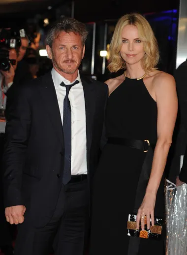 Sean Penn je prije Charlize Theron ljubio više žena koje su znatno više od njega, pa bismo mogli reći kako ima lagani fetiš na to da su dame s kojima ljubuje uvijek visoke, dugonoge ljepotice. U vezi s oskarovkom Charlize Theron bio je dvije godine, od 2013. do 2015., a ona je od njega viša pet centimetara. Par je više puta bio pitan da komentiraju razliku u visini i kako ona utječe na njihovu vezu, no nikada nisu javno rekli smeta li im ona ili ne. Iako se šuškalo da će se i zaručiti, veza se na kraju prekinula. Iako točan razlog prekida nije poznat, čisto sumnjamo da se radilo o trivijalnosti poput razlike u visini. 