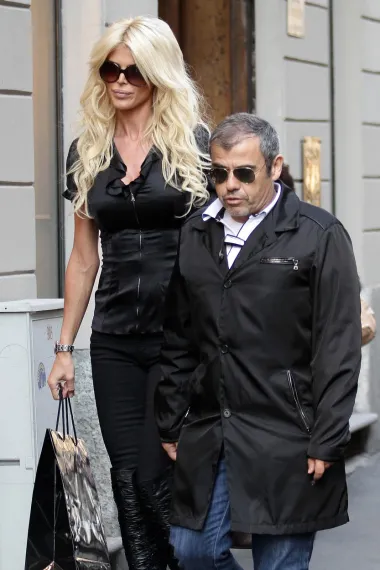 Švedska manekenka, glumica, voditeljica, pjevačica i DJ-ica Victoria Silvstedt visoka je plavuša od 180 centimetara, a poznata je po svojim vezama s poduzetnicima i milijunašima. Posljednji u nizu kojeg je osvojila jest švicarski biznismen Maurice Dabbah koji se može pohvaliti poslovnim carstvom vrijednim stotine milijuna dolara. Upoznali su se 2012. godine, a i dalje su zajedno.