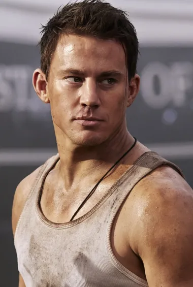 Channing Tatum, glumac čiji je poster na zidu nekada imala svaka tinejdžerica, danas slavi svoj 42. rođendan. Svoju karijeru započeo je kao model, a prvu manju ulogu imao je kao plesač u spotu Rickyja Martina za pjesmu „She Bangs“. Prvijenac na televiziji ostvario je ulogom u seriji „CSI: Miami“ te je nastavio s ulogama u drugim serijama. Vrhunac manekenske karijere ostvario je snimanjem za Vogue, no nije htio nastaviti s tom karijerom jer je smatrao da mu treba veći izazov – te je tako krenuo u osvajanje Hollywooda. No, probijanje do crvenih tepiha nije išlo lagano ni brzo, a Channing je u početku svoje glumačke karijere morao zarađivati kao striper. Priznao je da je tako u noći znao zaraditi i po nekoliko tisuća dolara od napojnica - a svo to iskustvo sakupljeno po noćnim klubovima kasnije mu je jako dobro došlo za neke od njegovih uloga po kojima je najpoznatiji. 