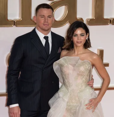 Dugi niz godina Channing je bio u braku s glumicom Jennom Dewan koju je upoznao na setu „Step Up-a“. Par se momentalno zaljubio, a njihova kemija sa seta prenijela se i na filmsko platno, što je bio jedan od većih razloga zašto se radilo o tolikom kino hitu. U filmu je ona, podsjetimo se, glumila perspektivnu plesačicu, a on delinkventa s odličnim smislom za ritam. Iskra koja je planula na setu prerasla je u vezu koju su atraktivni glumci okrunili vjenčanjem i rođenjem kćerkice Evelyn. Zajedno su tako proveli 13 godina, a sve su šokirali objavom da se rastaju 2019. godine. &quot;Puni ljubavi, odlučili smo se razići kao par. Prije puno godina iskreno smo se zaljubili i imali smo predivno zajedničko putovanje. I dalje se volimo, no ljubav je predivna avantura koja nas vodi u različitim pravcima&quot;, dio je objave za javnost koju su oba supružnika potpisala, ostavljajući tako fanove u čuđenju. Par je navodno ostao u prijateljskim odnosima, a iako je Jenna odmah maknula prezime Tatum, on je i dalje duži period lajkao sve njezine objave na Instagramu. No, iako su se mnogi nadali da će se pomiriti, na kraju su oboje krenuli različitim putevima. Jenna je rodila i svoje drugo dijete iz nove veze, a Channing je također krenuo u osvajanje nekih drugih slavnih dama. 