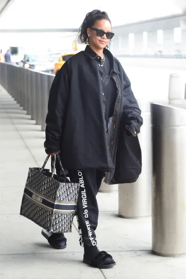 Ovaj je styling Rihanna isfurala 2019. godine, a ostao je zabilježen kao jedan od njezinih legendarnih casual lookova. Naime, kompletno crna dizajnerska Balenciaga trenirka u kombinaciji s personaliziranom Christian Dior torbom i velikom traper natkošuljom oduševili su modne stručnjake, a otkrili i da je slavna pjevačica također pobornica personaliziranih fashion komada. Ova Dior torba inače je omiljen dodatak mnogih zvijezda, a žene ju vole jer je praktična, a opet odiše luksuzom. 