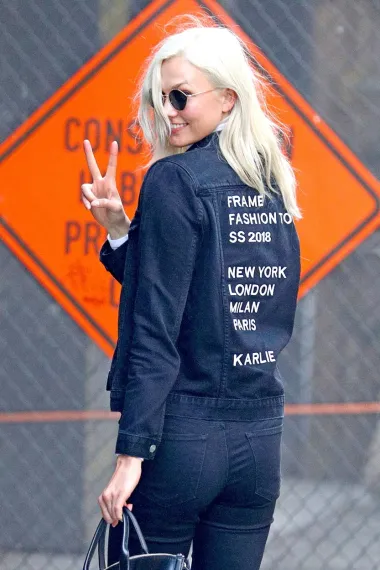 Još jedna slavna manekenka na našoj listi je i Karlie Kloss, legendarna IT-jevka koja je zamijenila taj unosan sektor s modnim pistama te postala Viktorijina anđelica. Dokaz da i Karlie voli personalizirane modne komade je i ova Frame traper jakna koju je nosila 2017. godine, a koja na leđima ima ispisane sve gradove u kojima su se održavali tjedni mode te godine, a na kojima je nastupila i Karlie. Također, na samom dnu jaknice piše i njezino ime. 