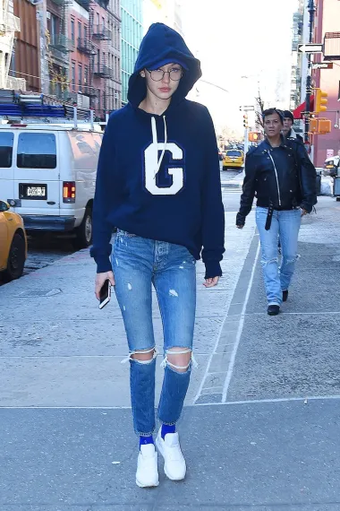 Ovako samozatajno odjevenu, u sportskom điru i bez luksuznih modnih dodataka mnogi ne bi ni prepoznali jednu od najplaćenijih manekenki svijeta, Gigi Hadid. U jednostavnim skinny trapericama i hoodici brenda Good American s inicijalom njezina imena, Gigi je definitivno modno miljama daleko od svojih uobičajenih raskošnih lookova koje nam svako toliko servira na crvenim tepisima. 