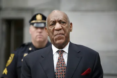 Nekoć omiljeni komičar i televizijski tata koji je desetljećima bio moralni uzor Amerikancima, Bill Cosby, danas je osuđeni silovatelji i zlostavljač žena čija bizarna životna priča ne prestaje šokirati javnost. Naime, Bill je istovremeno dok je bio slavni komičar i TV lice bio i serijski silovatelj koji je preko 60 godina svoje karijere seksualno napastvovao žene drogirajući ih i potom ih silujući. Podsjetimo se, Cosby je 2018. osuđen po tri točke optužnice zbog seksualnog napada na košarkašku trenericu Andreu Constand i osuđen na tri do 10 godina zatvora. Nakon što je odslužio tri godine kazne izašao je iz zatvora no u međuvremenu su još deseci žena istupili u javnost sa svojim pričama o tome kako ih je komičar seksualno napastvovao. Cosby danas ima 84 godine i ugled mu je u potpunosti uništen, a još ga u budućnosti očekuju nova napeta suđenja koja će prosuditi kakva ga kazna čeka za sva njegova zlodjela. 