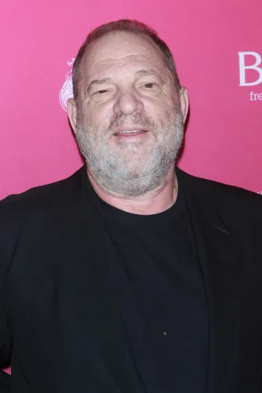 Nekoć najmoćniji muškarac Hollywooda, danas ocrnjeno ime koje je potaklo rast #metoo pokreta. Otkako su brojne žene Harveya Weinsteina prijavile za seksualno zlostavljanje, osramoćeni je medijski mogul postao predstavnikom svega lošeg u Hollywoodu - od rodne neravnopravnosti i neobuzdanosti muškog ega do seksizma i ušutkivanja žrtava seksualnih predatora. Iako se sam Harvey može pohvaliti i s Oscarima i s golemim bogatstvom, njegov ga je neobuzdani seksualni apetit koštao ugleda i poslao u zatvor. Naime, žene, glumice, modeli, asistentice sa setova javno su progovorile i priznale da je neke silovao, neke seksualno zlostavljao, a neke prisiljavao na seks kao protuuslugu da ih progura na filmsko platno. Bivši filmski producent je odlukom suda u New Yorku osuđen na 23 godine zatvora zbog seksualnog nasilništva, optužen je za 11 slučajeva silovanja i seksualnih napada u Los Angelesu, a navodno mu se u strogo čuvanom zatvoru u posljednjih par godina zdravlje drastično narušilo te je danas poluslijep. 