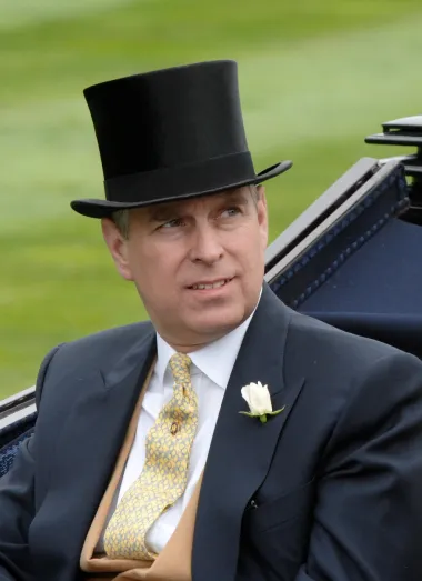 
Britanski princ Andrew prije nekoliko se godina našao u žiži pedofilskog skandala. Naime, Andrew je bio blizak s osuđenim pedofilom i silovateljem Jeffreyjem Epsteinom, a sam se našao na udaru optužbi djevojaka s kojima je navodno spavao dok su još bile maloljetne. Rezultat ovog skandala je činjenica da ga se kraljevska obitelj praktički odrekla te mu ukinula sve kraljevske dužnosti i povlastice. Ove je godine Andrew uspio postići nagodbu s Virginijom Roberts Giuffre koja ga je tužila za seksualno zlostavljanje, čime je izbjegnuto suđenje koje je trebalo početi krajem godine. Andrew joj mora platiti 12 milijuna funti. Giuffre je britanskog princa, drugog sina kraljice Elizabete i vojvodu od Yorka, tužila prošlog kolovoza. U tužbi je navela da ju je princ seksualno zlostavljao prije više od dva desetljeća, kada je imala 17 godina, te da ju je princu podvodio sada pokojni milijarder i pedofil Jeffrey Epstein. Tvrdi da ju je princ zlostavljao u kući bivše Epsteinove suradnice Ghislaine Maxwell u Londonu te na Epsteinovim posjedima. Princ Andrew dosad je, preko svog odvjetničkog tima, tvrdio da su sve optužbe protiv njega rezultat Virginijine pohlepe za novcem. Osramoćeni princ, kojem su oduzete brojne ovlasti, pritisnut je jer se ova velika afera morala riješiti prije kraljičinog jubileja. Pa iako iz Buckingamske palače poručuju kako su oduševljeni što slučaj ipak neće završiti na sudu, izvori bliski kraljici kažu kako nema nikakve šanse da se princ Andrew vrati na bilo koju od svojih funkcija.