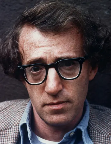 Višestruki oskarovac i hvaljeni redatelj Woody Allen poznat je po svom uvijek britkom humoru i sjajnim, životnim scenarijima, ali i po privatnom životu koji šokira mnoge. Naime, Allen je znan po optužbama za pedofiliju, ali i po činjenici da je oženio posvojenu kćer svoje bivše supruge, Mie Farrow. Naime, Mia je optužila Allena da je zlostavljao njezinu kćer Dylan. Iako dokazi za to do danas nisu predstavljeni ni sudu ni javnosti, mnogi smatraju kako je Allenov odnos prema djeci doista bolesta. Sam redatelj je dugo poricao navode o zlostavljanju djece, o čemu se prvi put progovorilo tijekom njegovog razlaza s glumicom 1992. godine. Allen nije optužen, iako je tužitelj izjavio da vjerojatno postoji razlog za kazneni slučaj. Mia je u Allenovom stanu pronašla i pornografske polaroid fotografije svoje posvojene kćeri Soon-Yi Previn. Kad ga je suočila s tim fotografijama, Allen joj je prvo rekao kako je zaljubljen u Soon-Yi i da bi se s njom oženio – što je u konačnici i učinio i dobio s njom dvije kćeri.