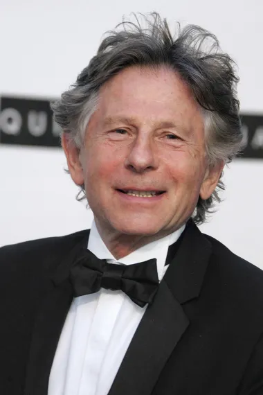 Najslavniji poljski redatelj današnjice, legendarni Roman Polanski, znan je po mnogim filmskim uspješnicama, ali i po činjenici da desetljećima nije kročio na tlo SAD-a zbog straha od uhićenja. Naime, glasovitog redatelja američko je pravosuđe osudilo zbog silovanja maloljetnice, a kaznu je izbjegao bijegom iz SAD-a tijekom sedamdesetih godina prošlog stoljeća. Priznao je Polanski kasnije krivnju zbog spolnog odnosa s maloljetnicom 1977. i bio osuđen na 90 dana zatvora, ali je oslobođen nakon 42 dana. Doznavši da mu sudac kani odrediti višegodišnju zakonsku kaznu, pobjegao je i nastanio se u Francuskoj gdje i danas živi i stvara. Njegov je seks skandal šokirao javnost te bacio ljagu na njegovo ime, a posebno su ga ocrnile optužbe za pedofiliju. Naime, Roman je u holivudskoj vili Jacka Nicholsona iskoristio naivnost 13-godišnje djevojčice po imenu Samanthe Geimer. Prije nego ju je silovao, nesretnu je djevojčicu napio i drogirao. Iako mu skandal nije uništio karijeru u potpunosti, definitivno ga je udaljio od svjetala Hollywooda i zabranio mu pristup najprestižnijim eventima show businessa. 