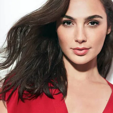 Ova bivša manekenka i fotomodel danas zarađuje ogroman novac zahvaljujući svojem glumačkom talentu, no nekoć nije ni sanjala da će kročiti crvenim tepisima. Naime, Gal Gadot rođena je u Petah Tikvi u Izraelu i odrastala je u iznimno židovskoj obitelji koja je korijene vukla iz Europe. Gadotin otac je šesta generacija židova rođenih u Izraelu, a njezini baka i djed s majčine strane su rođeni u Europi. Djed, koji je bio zarobljen u koncentracijskom logoru Auschwitz preživio je Holokaust, a baka je pobjegla prije invazije nacista. Gadotini korijeni su oni aškenaških Židova iz Poljske, Austrije, Njemačke i Češke. Iako je odrastala u ortodoksnoj židovskoj obitelji, nikada se nije željela ukalupiti i pokoriti pravilima svoje zajednice. Tako je s 18 godina bila okrunjena za Miss Izraela, no nije se odmah nastavila baviti manekenskom karijerom jer je dvije godine provela u izraelskoj vojsci, učeći kao braniti svoju zemlju u slučaju rata. Nakon odslužene obvezne vojne obuke, započela je studij u Tel Avivu, no polako se počela vraćati i show businessu. Isprva je zarađivala kao fotomodel, a nije dugo trebalo da ju uoče i glumački agenti. 