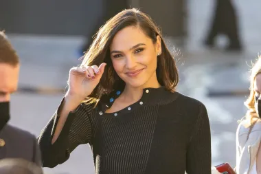 Sve u svemu, na kraju možemo zaključiti kako je Gal inspiracija djevojčicama i ženama diljem svijeta. Osim što je utjelovila najpoznatiju superjunakinju svijeta show businessa, ona je poduzetna, predana obiteljskom životu i iznimno staložena, prava profesionalka. Nema ni 40 godina, a već je ostvarila karijeru i obiteljski život o kojima mnogi samo sanjaju. Svaka čast Gal!