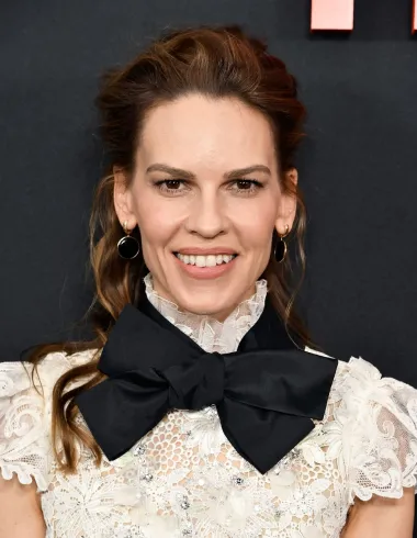 Danas oskarovka i jedna od najcjenjenijih glumica Hollywooda, a nekoć djevojčica koja je odrastala u kampu prikolica u šumovitoj regiji Washingtona, na samom sjeverozapadu SAD-a. Hilary Swank daleko je dogurala od svojih skromnih početaka. Naime, rođena je u siromašnoj obitelji koja si nije mogla priuštiti normalan dom, pa je zajedno s roditeljima i braćom i sestrama živjela u malenoj prikolici na kotačima. Sama Hilary je rekla kako se ne sjeća da je ikada bila gladna, ali da je na neugodan način naučila sve o socijalnim razlikama kada je krenula u školu – naime, djeca su joj se rugala zbog njezina mjesta stanovanja. Također, iskusila je i diskriminaciju odraslih na svojoj koži, jer mnogi roditelji njezinih bogatijih prijatelja nisu željeli da se njihova djeca s njom druže, samo zato što je bila siromašnija. 