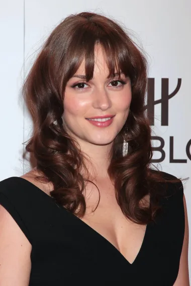 Leighton je danas znana kao slatkica iz kultne teen serije „Gossip Girl“, a nedavno je na Netflix došao i njezin novi film snimljenu Hrvatskoj. Pa ipak, iako joj danas sve i na privatnom i na poslovnom planu ide od ruke, nije uvijek bilo tako. Glumica je naime rođena u zatvoru u Teksasu, gdje je njezina majka služila kaznu zbog droge, pa ju je neko vrijeme odgajala baka. &quot;Zbog toga ne osuđujem olako druge ljude i jako sam otvorena prema svima. Više cijenim i stvari koje imam&quot;, rekla je svojedobno glumica. Leighton je 2011. imala puno problema s majkom, a svoje su svađe odlučile riješiti na sudu. Međusobno su se sudski tužile zbog novca koje je glumica dala za liječenje mlađeg brata Alexandera, koji ima brojne zdravstvene probleme. Navodno je njihova majka taj novac potrošila za uljepšavanje, botoks i ekstenzije, a ona je zatim podnijela protutužbu u kojoj je tužila kćer da je prekršila njihov ugovor, ali i za fizičko zlostavljanje. Tvrdila je da joj je Leighton usmeno obećala 10 tisuća dolara mjesečno, no dobivala je samo 7500 te je zatražila i novac za &quot;žrtvovanje vlastite sreće&quot; kada se zbog njezine glumačke karijere morala preseliti u Los Angeles. Danas Leighton ne komunicira sa svojom majkom, a javno je priznala kako svoje djetinjstvo smatra traumatičnim, ali i da je na njemu zahvalna jer je brzo odrasla i postala jako zrela osoba. 