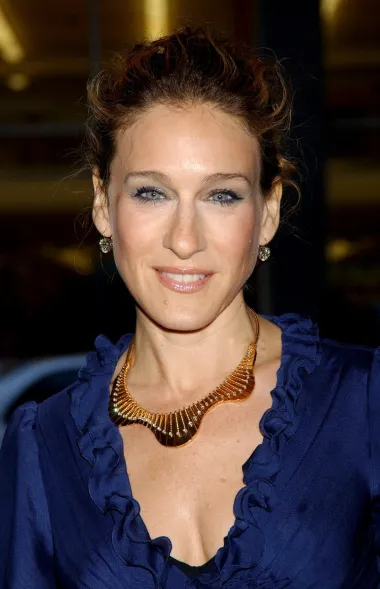 Danas znana kao velika ikona mode, bogatašica i modna inspiracija dizajnerima diljem svijeta, Sarah Jessica Parker odrastala je doslovno kruha gladna. Naime, zvijezda „Seksa i grada“ rođena je kao jedna od osmero djece u obitelji koja je preživljavala isključivo na račun socijalne pomoći. Glumica je tako nebrojeno puta pričala o svom djetinjstvu kojeg se sjeća kroz osjećaj stalne gladi i velike neimaštine. Njezina obitelj ponekad nije imala novca ni za hranu, a struja im je bila teški luksuz. Nisu slavili Božiće niti dobivali poklone, a telefonska linija stalno im je bila isključena jer nisu mogli platiti račune. 